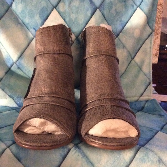 Brand new in box. Very G Booties - Picture 4 of 7